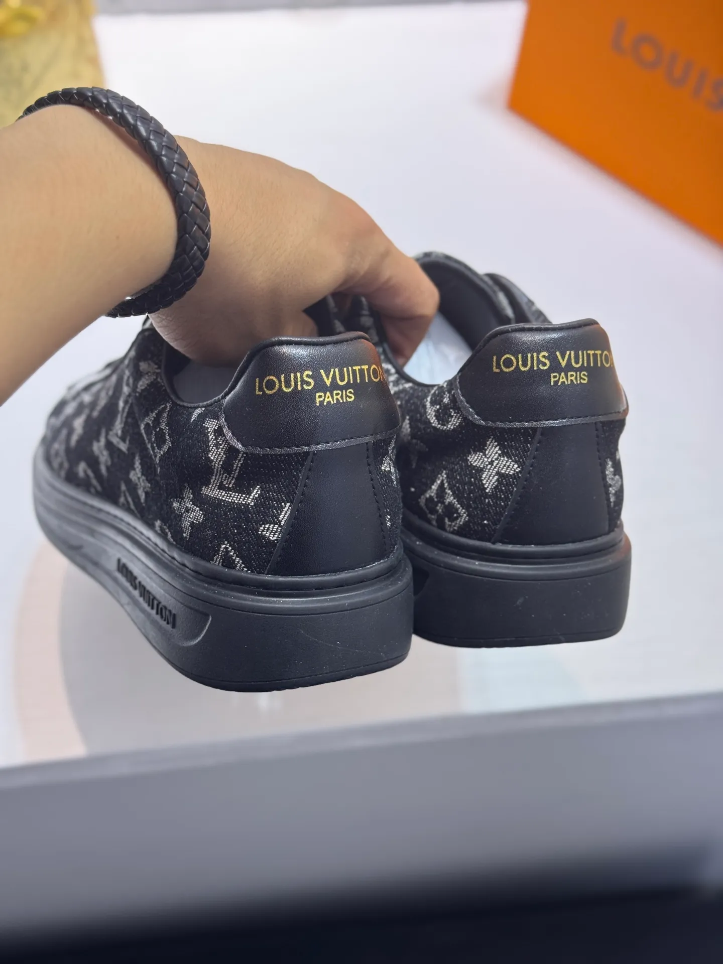 Men's shoes 💰400 [New style] 🐞🐞Top original order - LV [Louis Vuitton] counter new men's casual series! 🔥Globally limited edition💯The upper is made of cowhide with sheepskin lining➕Original rubber outsole, which is lighter and non-slip. Fashion focuses on trends, versatile and hot styles, simple yet tasteful! Exudes a fashionable and casual atmosphere, fashion is at your feet, and you are full of confidence! Multiple colors available. A must-have for fashionistas! Size: 38-44 (45 customized